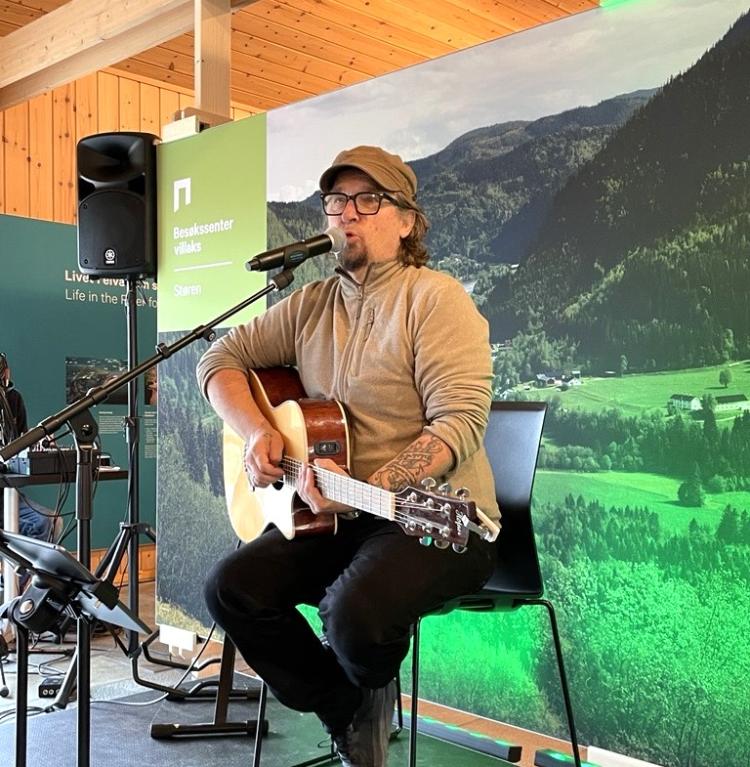 Bilde av Svein Ivar Skjevdal, som sang under åpningen. 
