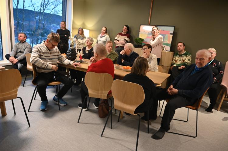 Gjester rundt et bord