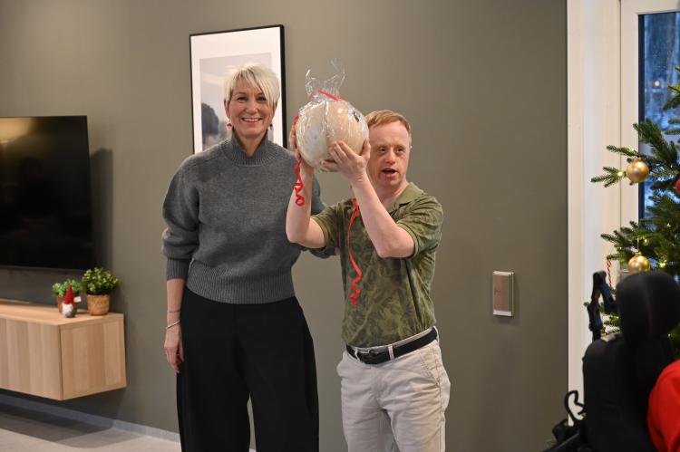 Svein Erik tar i mot gave