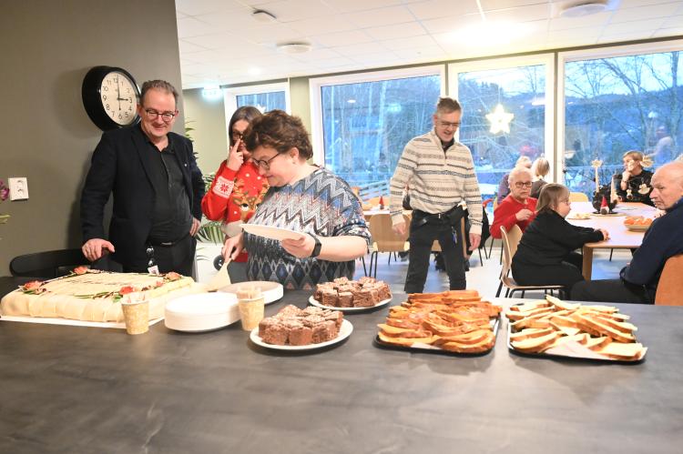 Noen forskyner seg med kake