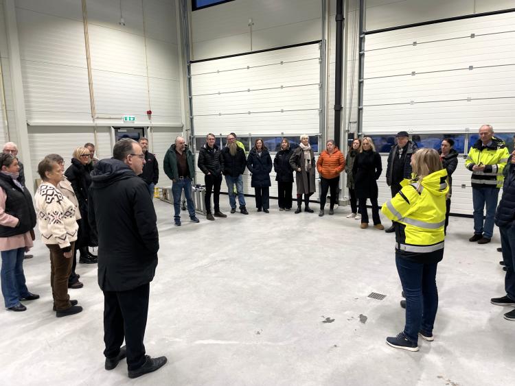 Bilde av kommunestyrets medlemmer som er på omvisning i den nye driftssentralen