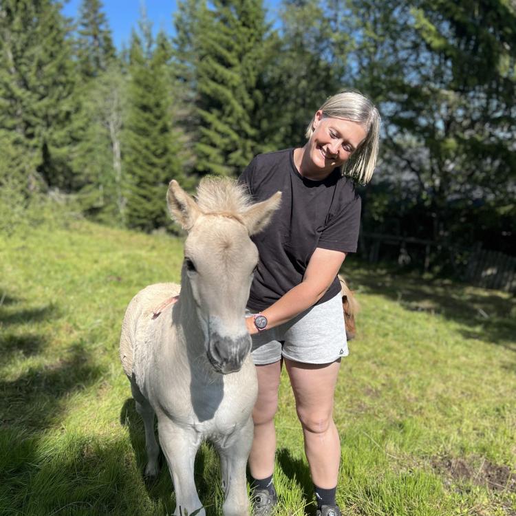 Bilde av Eli med et føll