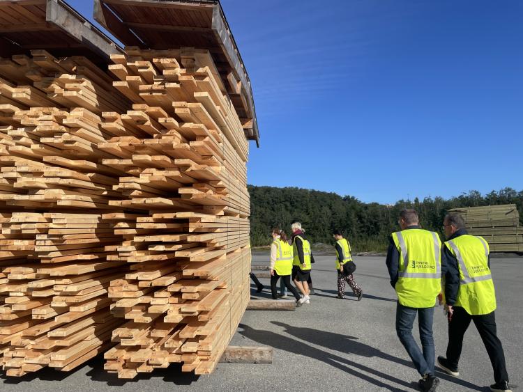 Bilde av formannskapet som får omvisning hos Inntre Kjeldstad Støren. 