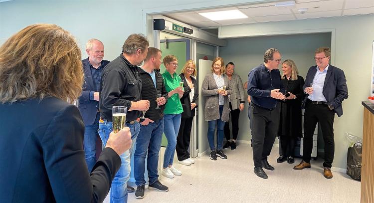 Bilde fra re-åpningen av de oppussede lokalene til NAV Midtre Gauldal på rådhuset. Blant annet var medlemmene i Utvalg for helse, oppvekst og kultur på plass.