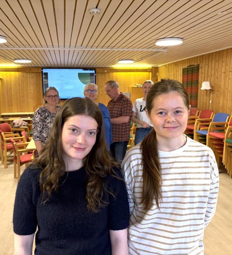 Bilde av Sanna Rise og Ina Dragåshaug Johansen under infokveld for sommervikarer tidligere i vår. 