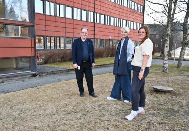 Tre fra kriseledelsen utenfor rådhuset