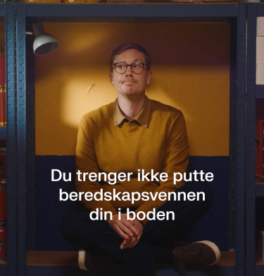 Bilde av mann i  hylle på et lager
