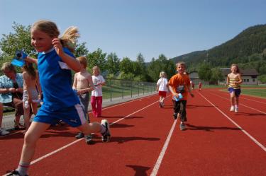 Barn som løper på bane