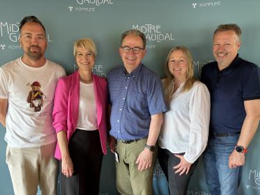 Bilde av varaordfører Stian Engen, ordfører Trude Heggdal, kommunedirektør Alf-Petter Tennfjord, avdelingsleder Marit Kristin Krogstad og kommunalsjef Eimund Fossum. 