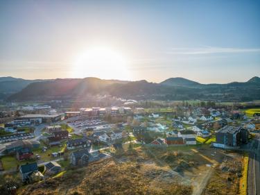 Dronebilde av Støren, der vi ser Korsen og GSK