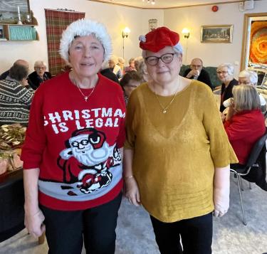 Bilde av Anne Marie Wike og Solveig Marie Solberg, som står i bresjen for 12-kaffen på Soknedal bo- og dagsenter. Onsdag denne uka var det julelunsj. Hele 40 personer møtte opp!