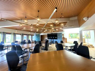 Bilde av kommunestyresalen på rådhuset i Midtre Gauldal kommune. 