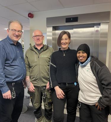 Bilde av Alf-Petter Tenfjord, Jan Gunnar Torgersen, Lena Skibnes og Sahar Oman foran den nye heisen på rådhuset. 