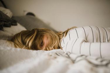Illustrasjonsbilde av en kvinne som prøver å sove. Unsplash.com/Kinga Howard