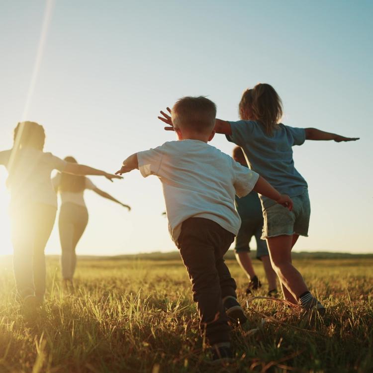 Illustrasjonsbilde av barn som løper på en åker. Foto: Adobe Stock/maxximmm