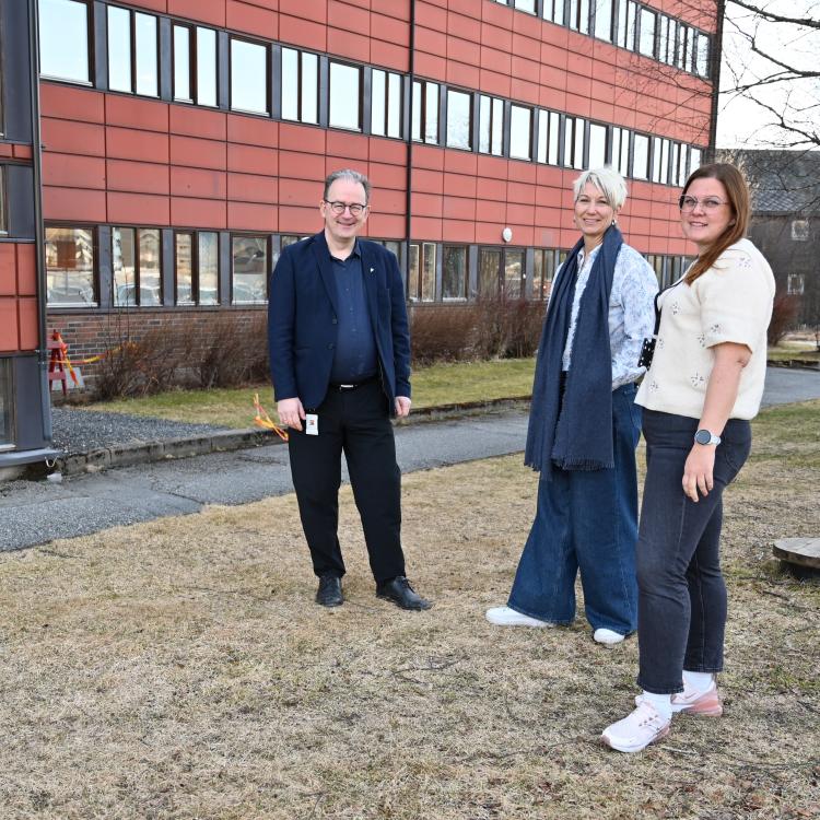 Tre fra kriseledelsen utenfor rådhuset