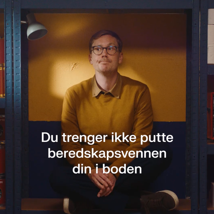 Bilde av mann i  hylle på et lager