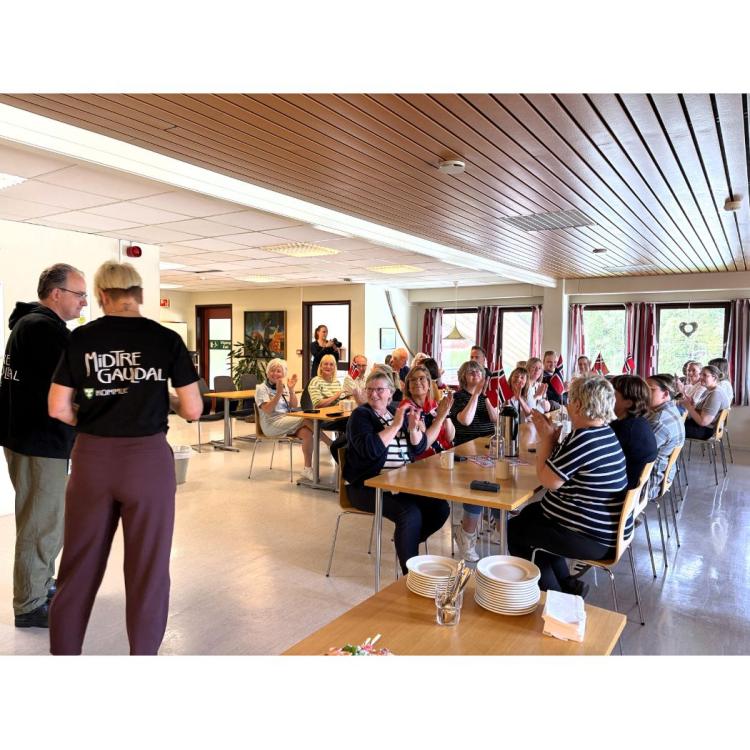 Bilde fra feiringen i kantina på rådhuset. 
