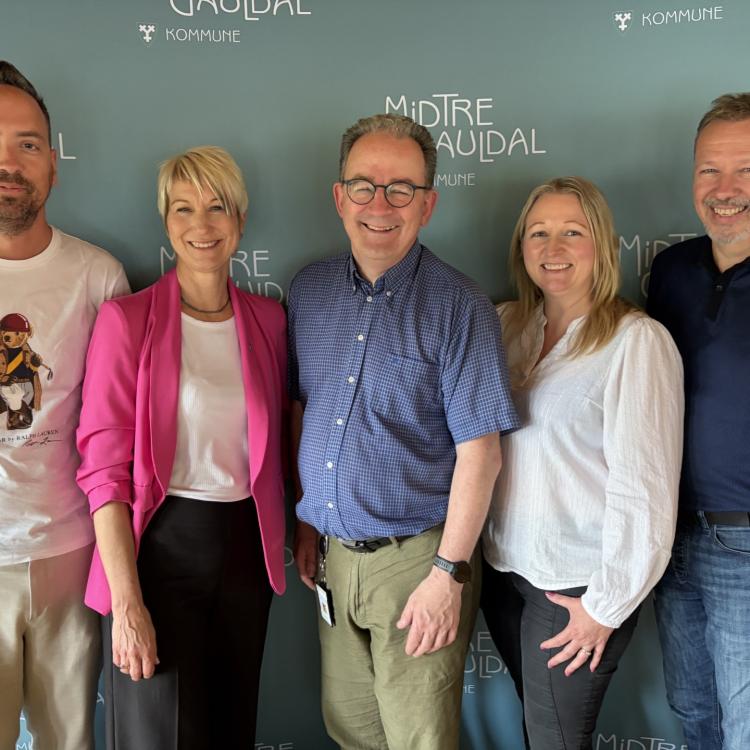 Bilde av varaordfører Stian Engen, ordfører Trude Heggdal, kommunedirektør Alf-Petter Tennfjord, avdelingsleder Marit Kristin Krogstad og kommunalsjef Eimund Fossum. 