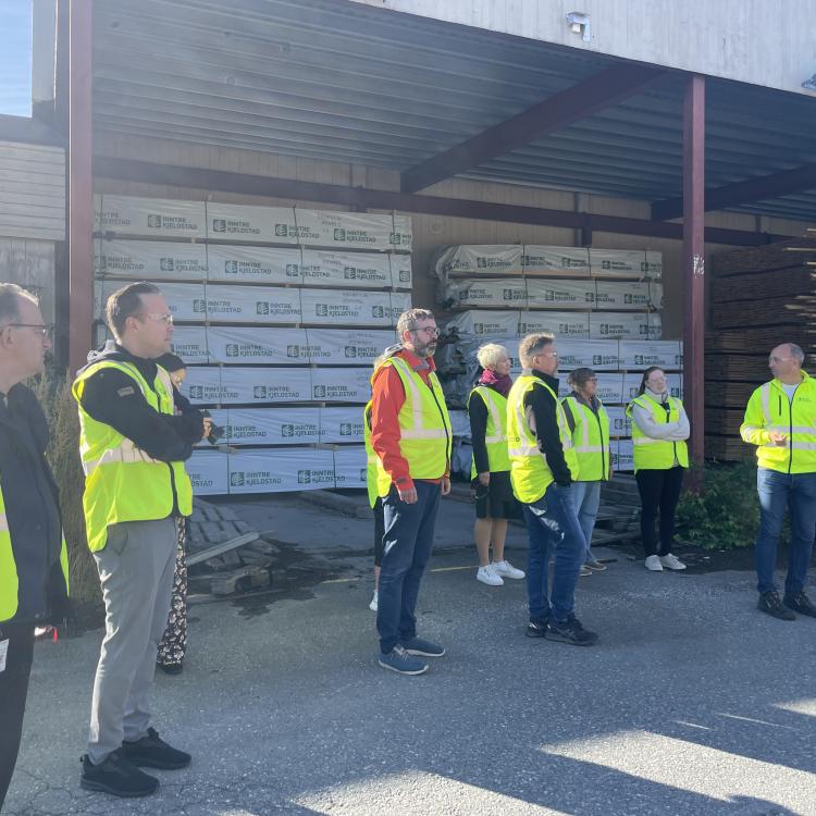 Bilde av formannskapet som får omvisning hos Inntre Kjeldstad Støren. 