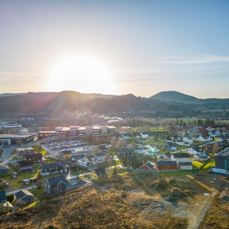 Dronebilde av Støren, der vi ser Korsen og GSK