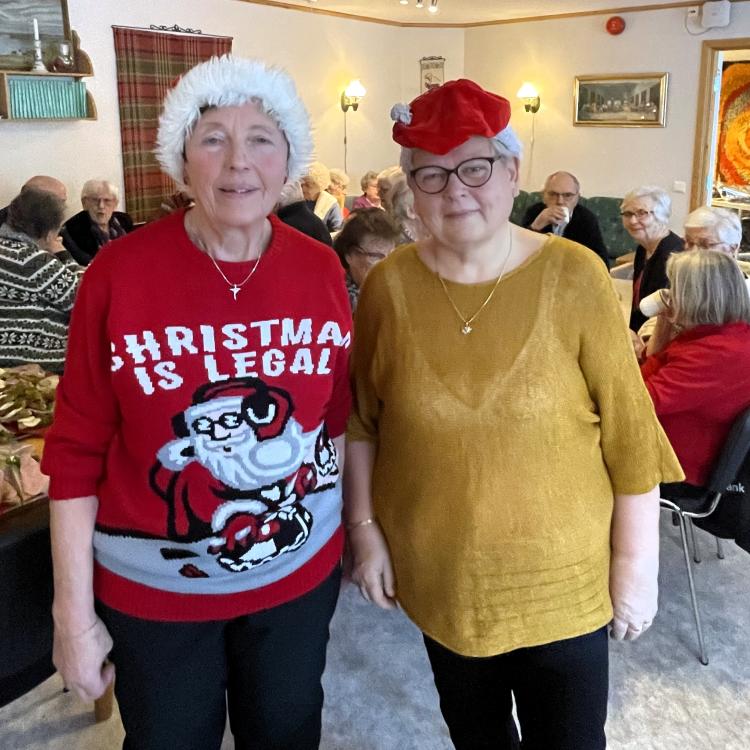 Bilde av Anne Marie Wike og Solveig Marie Solberg, som står i bresjen for 12-kaffen på Soknedal bo- og dagsenter. Onsdag denne uka var det julelunsj. Hele 40 personer møtte opp!