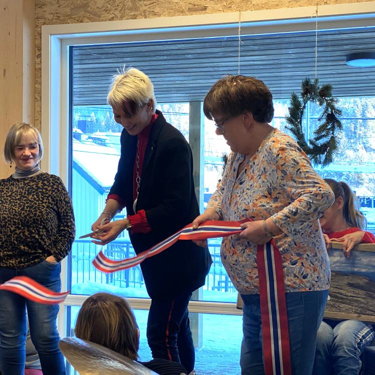 Bilde av åpningen av nye Lysgården. Ordfører Trude Heggdal klipte snora.