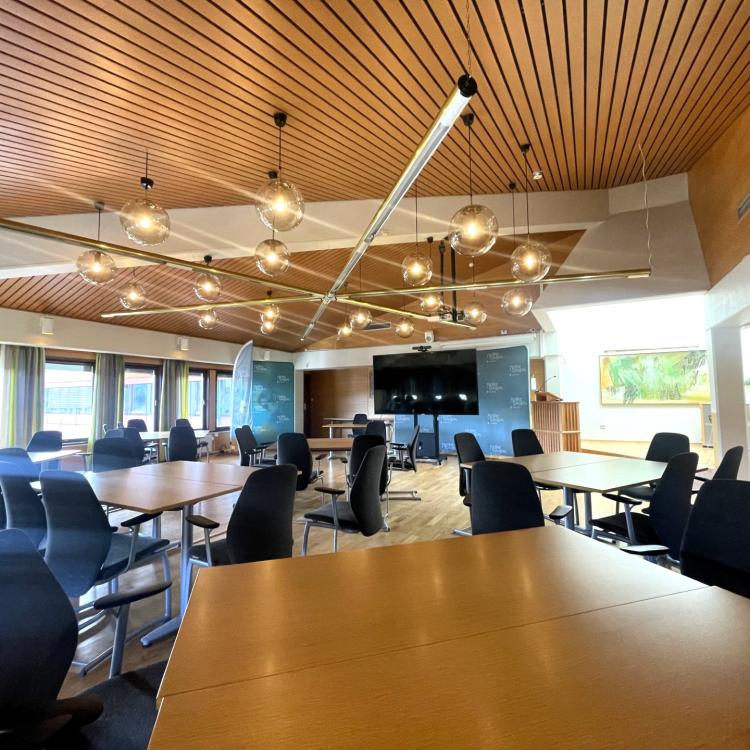 Bilde av kommunestyresalen på rådhuset i Midtre Gauldal kommune. 