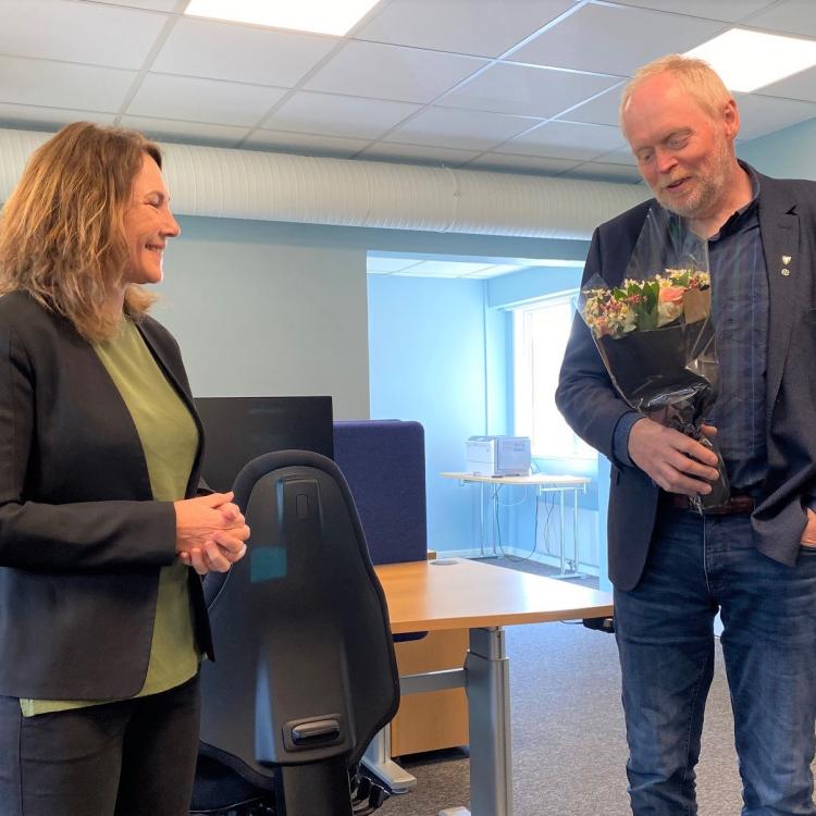 Bilde av NAV-leder Tove Mette Aufles og ordfører Sivert Moen under re-åpningen av de oppussede lokalene til NAV Midtre Gauldal på rådhuset.
