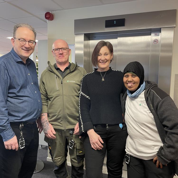 Bilde av Alf-Petter Tenfjord, Jan Gunnar Torgersen, Lena Skibnes og Sahar Oman foran den nye heisen på rådhuset. 