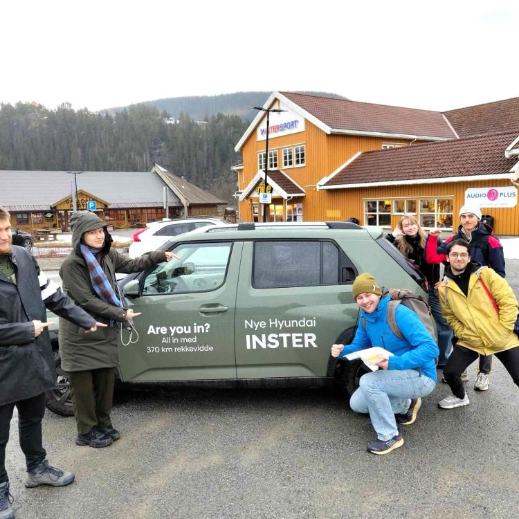 Bilde av studentene fra NTNU Planbussen. 