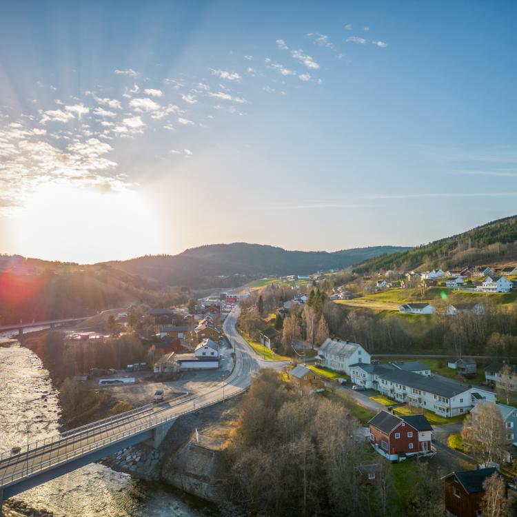 Dronebilde av Soknedal sentrum
