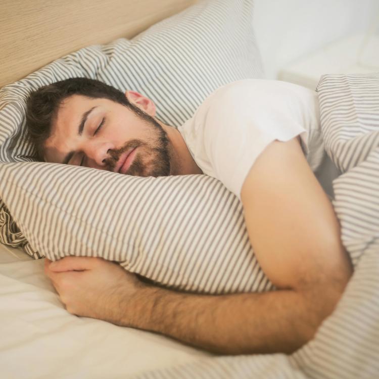Illustrasjonsbilde av en mann som sover. Foto: Pexels.com/Andrea Piacquadio
