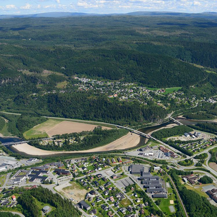 Dronefoto av Støren. 