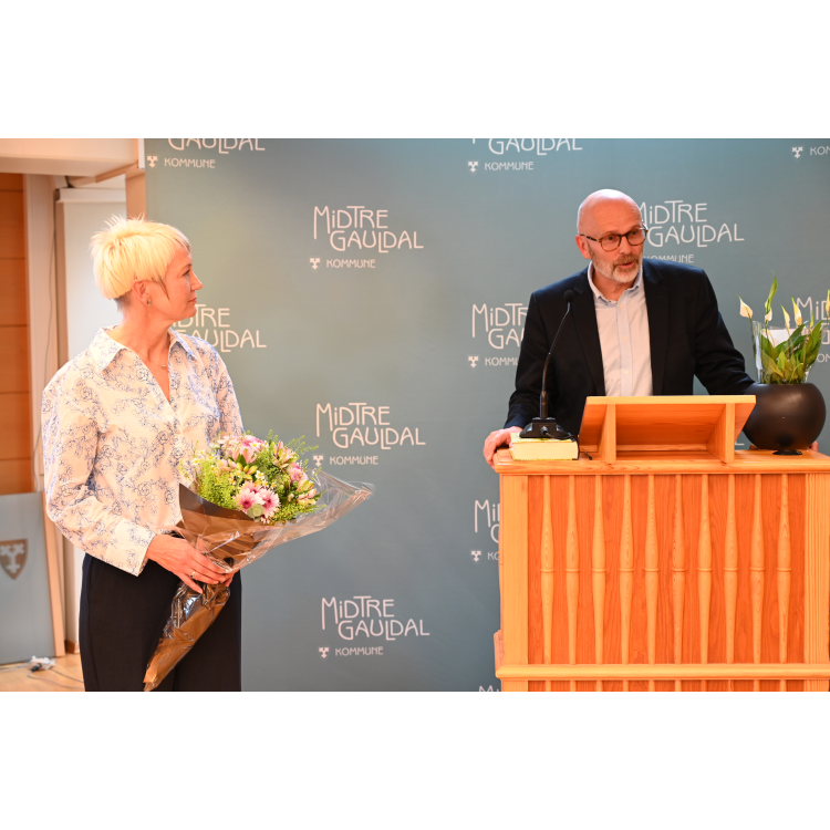 Ordfører og daglig leder Døl bytter blomster