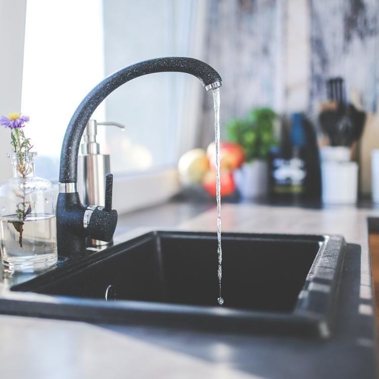 Illustrasjonsbilde av en kjøkkenvask med rennende vann. Pixabay.com/Karolina Gabrowska