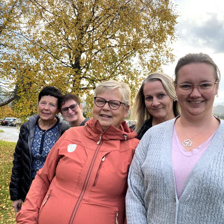 Bilde av noen av alle frivillige og ansatte som bidrar for å få i stand en stor og flott markering av verdensdagen for psykisk helse. Bak fra venstre: : Anne Mari Wike og Rita Sandmo (Midtre Gauldal Frivilligsentral). Foran fra venstre: Solveig Marie Solberg (Midtre Gauldal Frivilligsentral), Siri Mette Gynnild (aktivitetskoordinator Midtre Gauldal kommune) og Ellen Hage (avdelingsleder psykisk helse og rus).