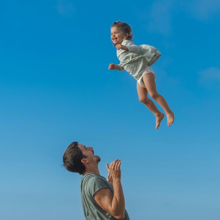 barn og voksen som leker