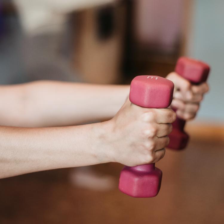 Illustrasjonsbilde av trening med manualer.