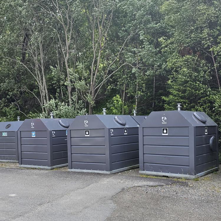 Bilde av søppelcontainere