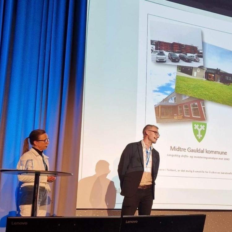 Bilde fra KOMØK-konferansen. På bildet ser vi helsefaglig rådgiver Solveig Tofte og økonomisjef Håvard Ler på scenen.