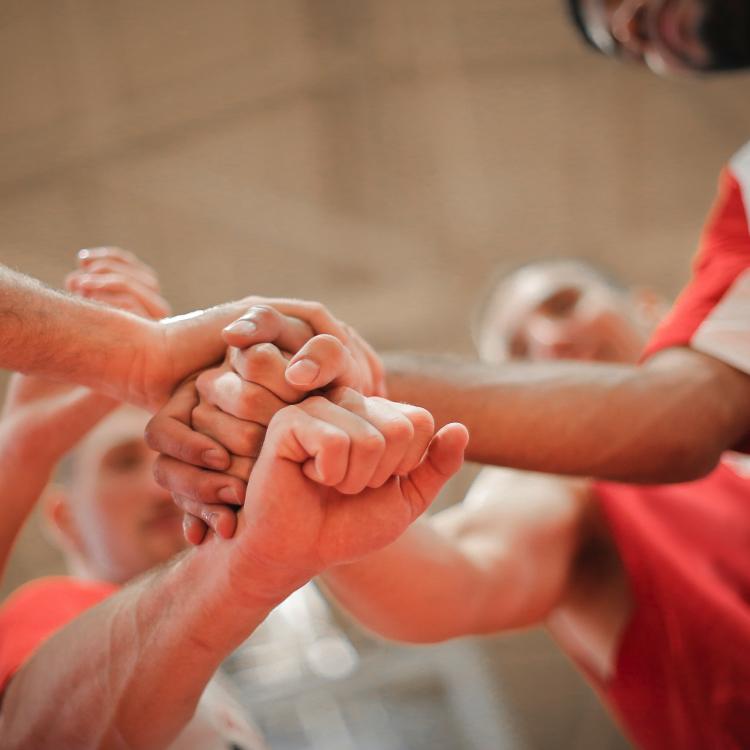 Illustrasjonsbilde av en gruppe som trener sammen. Foto: Pexels.com/Andrea Piacquadio